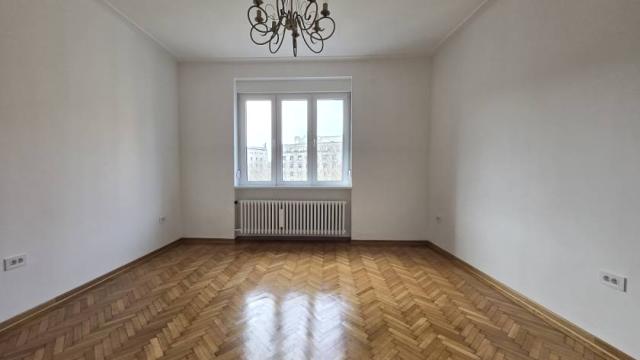 Stan, četvoroiposoban, Izdavanje, 136m2, Trg Nikole Pašića