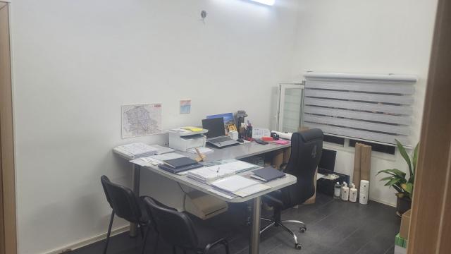 Poslovni prostor, Trosoban, Izdavanje, 750m2, Veternik, Novi Sad, Adel Nemesanji 19