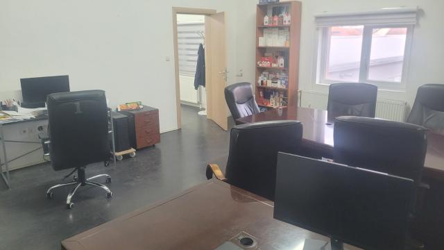 Poslovni prostor, Trosoban, Izdavanje, 750m2, Veternik, Novi Sad, Adel Nemesanji 19