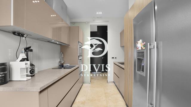 Stan, četvorosoban, Prodaja, 360m2, Serdar Jola