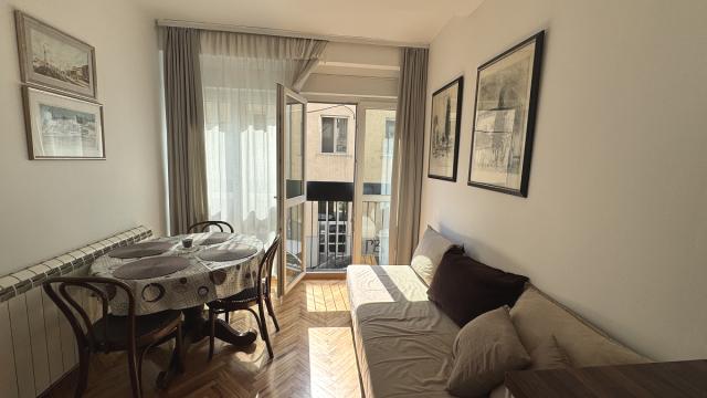 Stan, Dvosoban, Izdavanje, 1m2, Trnska