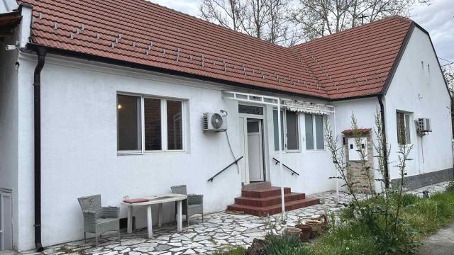 Kuća, Trosoban, Prodaja, 181m2, Ugrinovačka