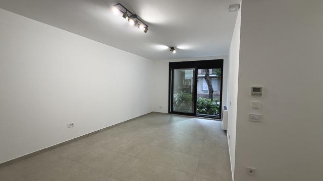 Poslovni prostor, Trosoban, Izdavanje, 55m2, Sazonova