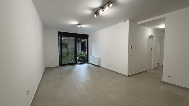 Poslovni prostor, Trosoban, Izdavanje, 55m2, Sazonova