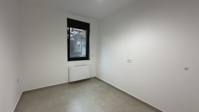 Poslovni prostor, Trosoban, Izdavanje, 55m2, Sazonova