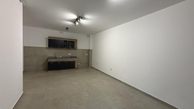 Poslovni prostor, Trosoban, Izdavanje, 55m2, Sazonova