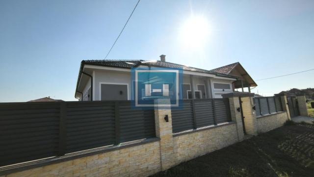 Kuća, četvorosoban, Prodaja, 400m2, Širi centar, Gradska lokacija, Varvarin