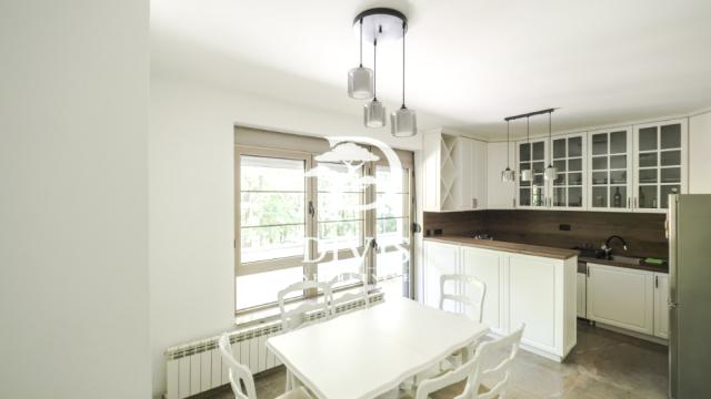 Kuća, četvorosoban, Izdavanje, 450m2, Kneza Višeslava