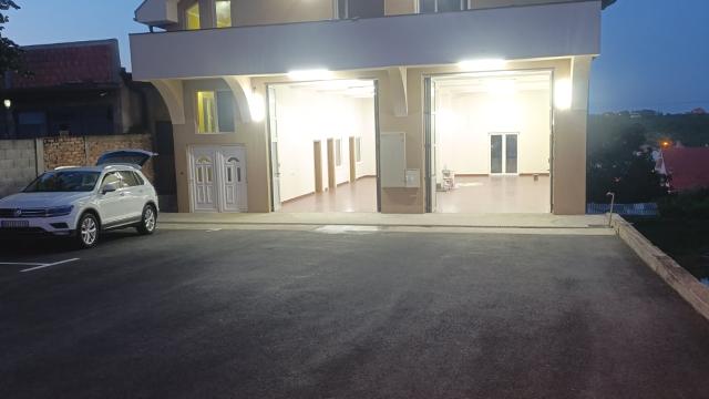 Poslovni prostor, Dvosoban, Izdavanje, 160m2, Kaludjerica, Grocka, Bulevar Revolucije 27b
