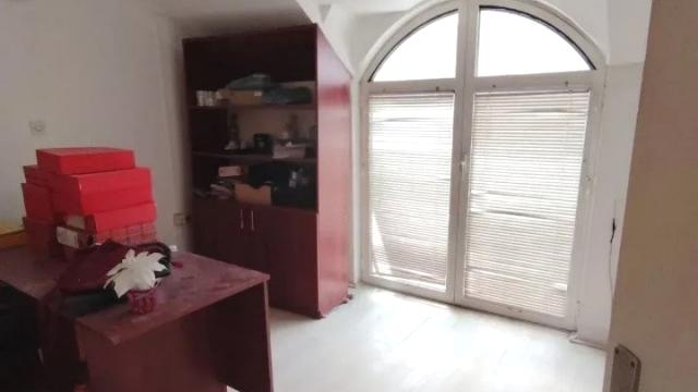 Poslovni prostor, Petosoban i veći, Prodaja, 160m2, Karadjordjeva