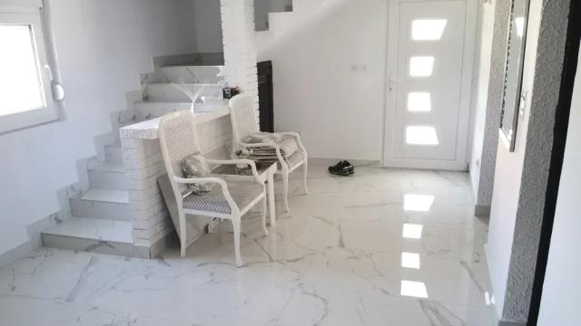 Kuća, Petosoban i veći, Prodaja, 150m2, Beljin, Okolno mesto, Beogradski put
