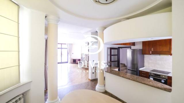 Kuća, četvorosoban, Izdavanje, 270m2, Bulevar Oslobođenja