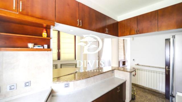 Kuća, četvorosoban, Izdavanje, 270m2, Bulevar Oslobođenja
