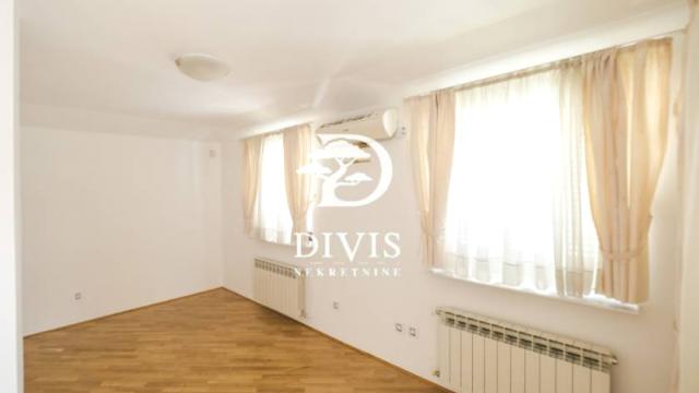 Kuća, četvorosoban, Izdavanje, 270m2, Bulevar Oslobođenja