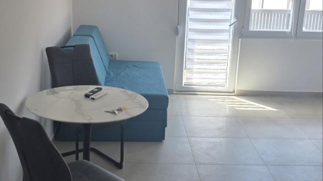 Stan, Petosoban i veći, Izdavanje, 170m2, Ledine, Novi Beograd, Valtroviceva 9A