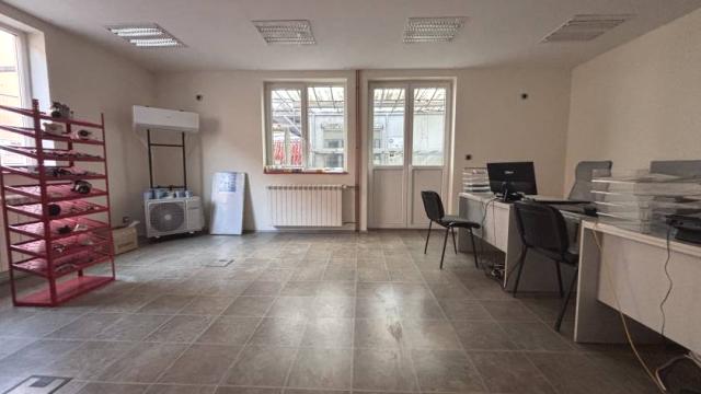 Poslovni prostor, Petosoban i veći, Izdavanje, 360m2, Ugrinovačka