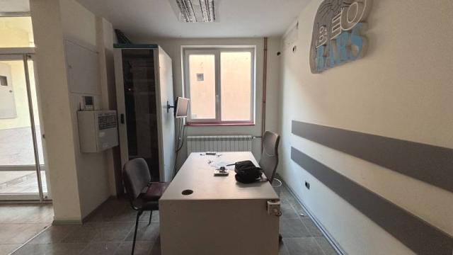 Poslovni prostor, Petosoban i veći, Izdavanje, 360m2, Ugrinovačka