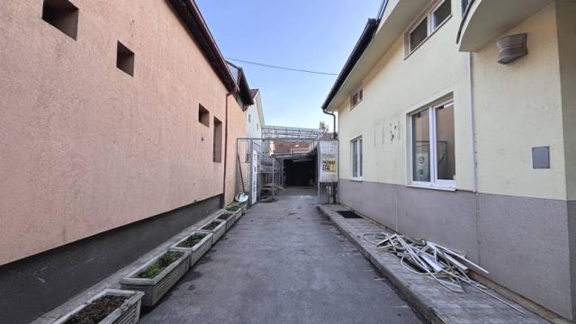 Poslovni prostor, Petosoban i veći, Izdavanje, 360m2, Ugrinovačka