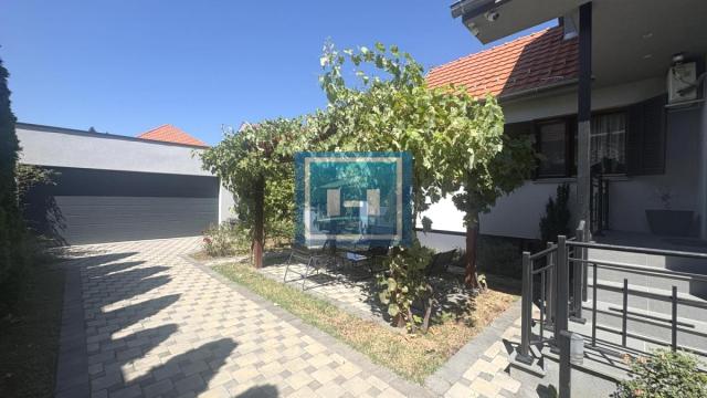 Kuća, četvorosoban, Prodaja, 194m2, Sarina Medja, Gradska lokacija, Jagodina