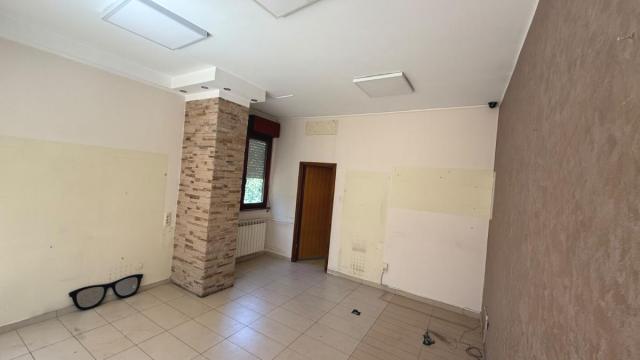 Poslovni prostor, Izdavanje, 24m2, Šumice, Voždovac, Ljermontova