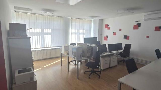 Poslovni prostor, Izdavanje, 216m2, Bulevar oslobodilaca Čačka