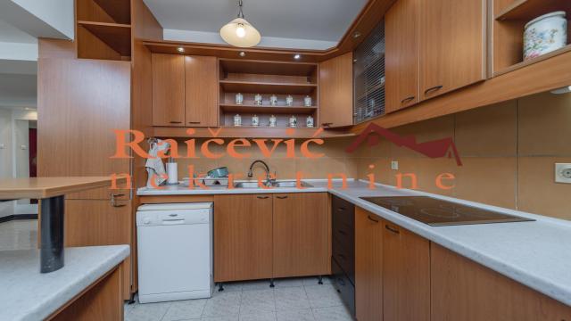 Stan, Petosoban, Prodaja, 158m2, Karadjordjev trg, Zemun, 22. oktobra