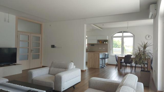 Kuća, Petosoban i veći, Prodaja, 380m2, Dušana Jerkovića