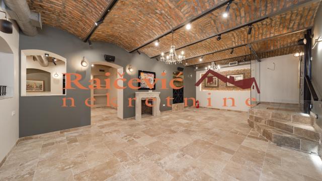 Poslovni prostor, Trosoban, Prodaja, 210m2, Centar, Stari grad, Djure Danicica