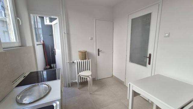 Stan, Trosoban, Izdavanje, 67m2, Pariske Komune